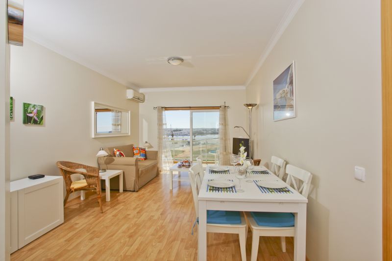 Lounge.diner with balcony w.sea view