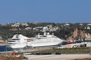 ship-at-the-harbor-vila-arade